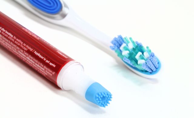 Colgate Optic White tooth brush and built in whitening pen review